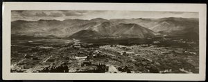 Panoramisch uitzicht van bovenaf op een stad, vermoedelijk aan of nabij het Panamakanaal met bergen op de achtergrond, 1913 door Byron Company